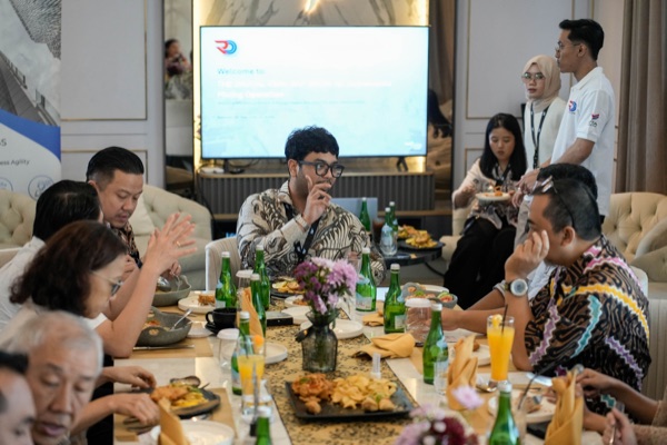 Participants exchanging ideas at an Erendi session, with a presentation screen in the background