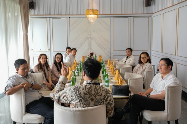 Participants gathered around a table at an Erendi discussion
